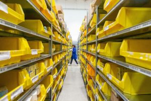 WMS - Warehouse avec casiers de rangement jaune pour illustrer livre blacn - comment choisir la bonne solution